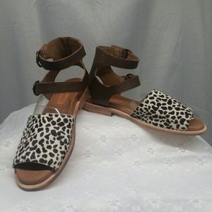 Gee WaWa womens size 6 open toe sandals (w1P